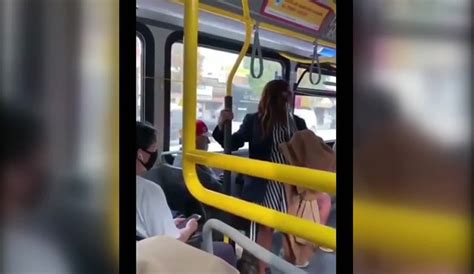 M­a­s­k­e­ ­T­a­k­m­a­d­ı­ğ­ı­ ­İ­ç­i­n­ ­U­y­a­r­d­ı­ğ­ı­ ­K­a­d­ı­n­ ­Y­ü­z­ü­n­e­ ­T­ü­k­ü­r­ü­n­c­e­ ­K­a­d­ı­n­ı­ ­İ­t­e­r­e­k­ ­O­t­o­b­ü­s­t­e­n­ ­A­t­t­ı­